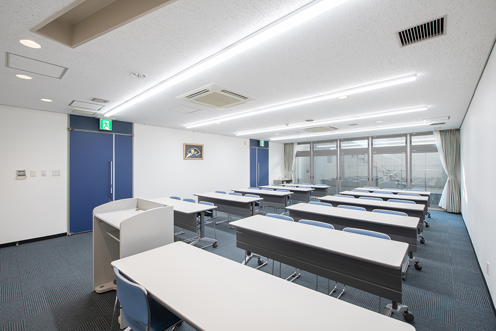 写真：101号室スクール形式前方から