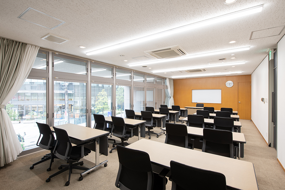 写真：201号室スクール形式後方から