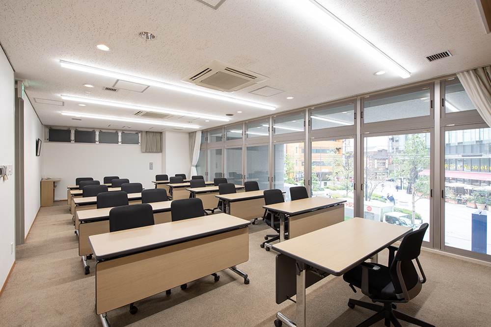 写真：201号室スクール形式前方から