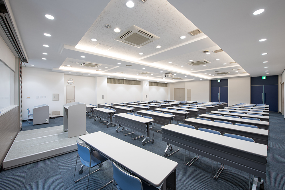 写真：301号室スクール形式前方から