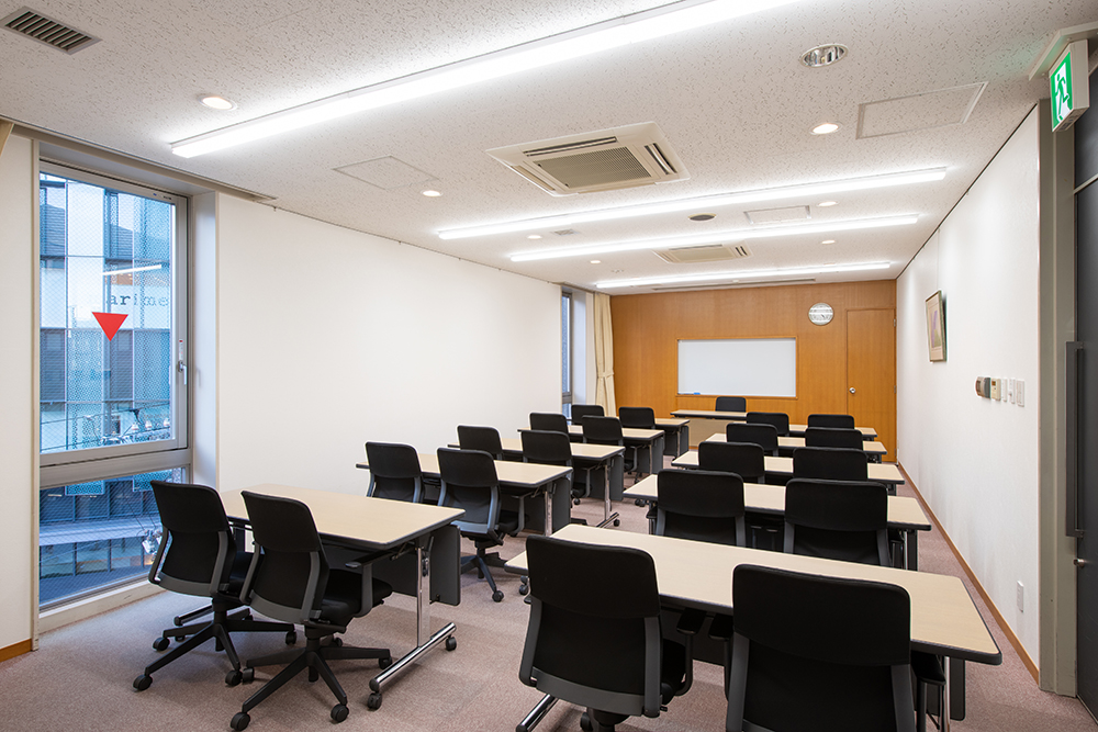 写真：401号室スクール形式後方から