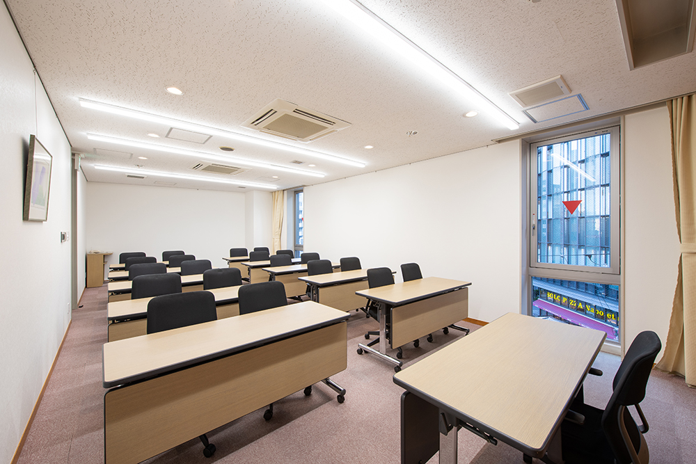 写真：401号室スクール形式前方から
