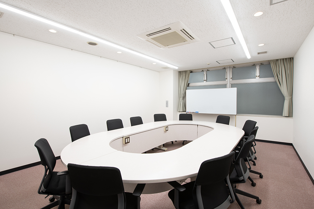 写真：402号室ロの字（固定）形式