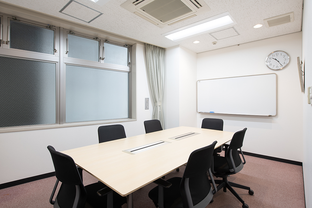 写真：405号室ロの字（固定）形式