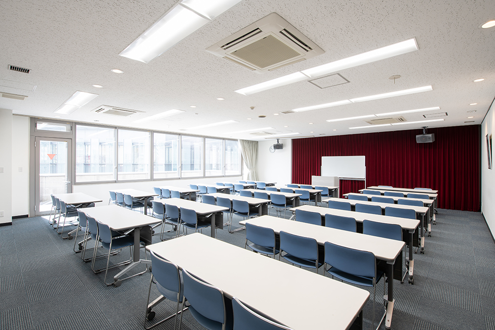 写真：601号室スクール形式後方から