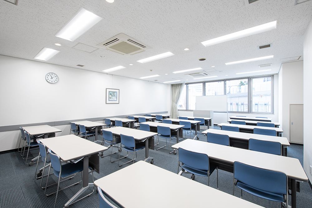 写真：701号室スクール形式後方から