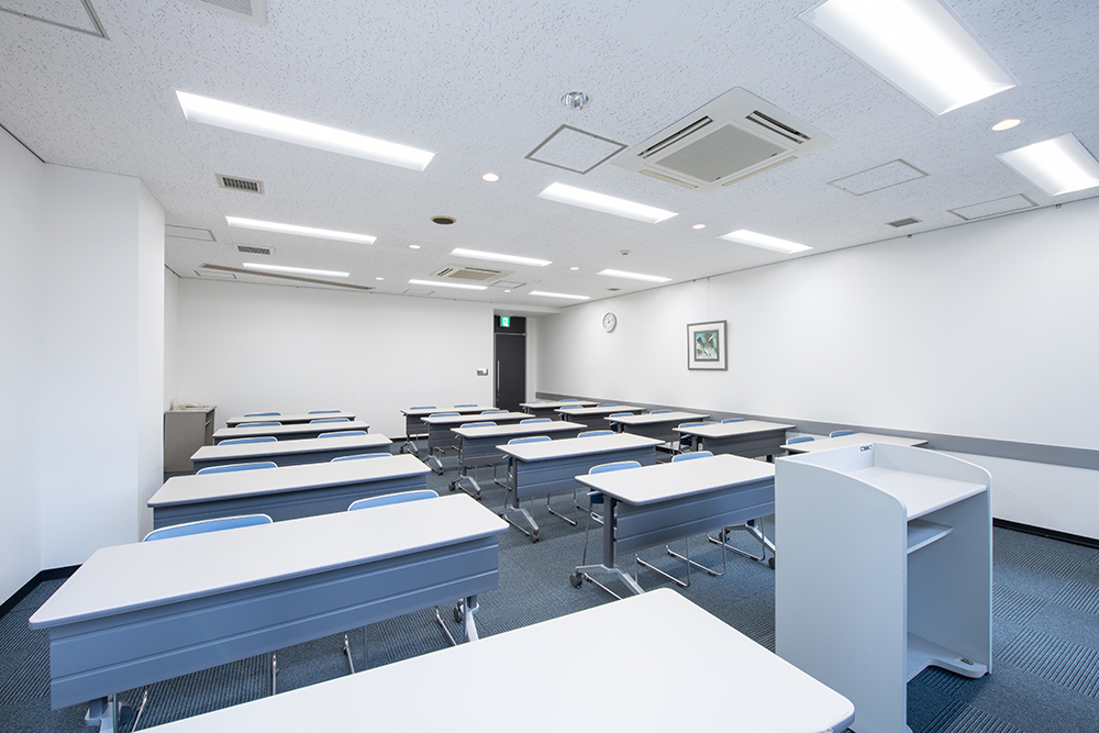 写真：701号室スクール形式前方から