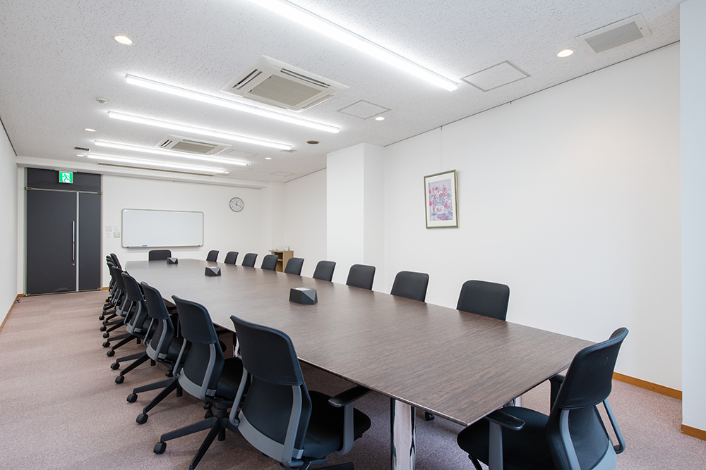 写真：702号室ロの字（固定）形式後方から
