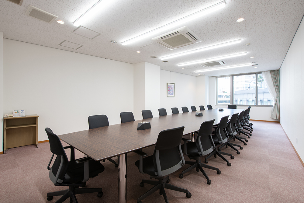 写真：702号室ロの字（固定）形式前方から