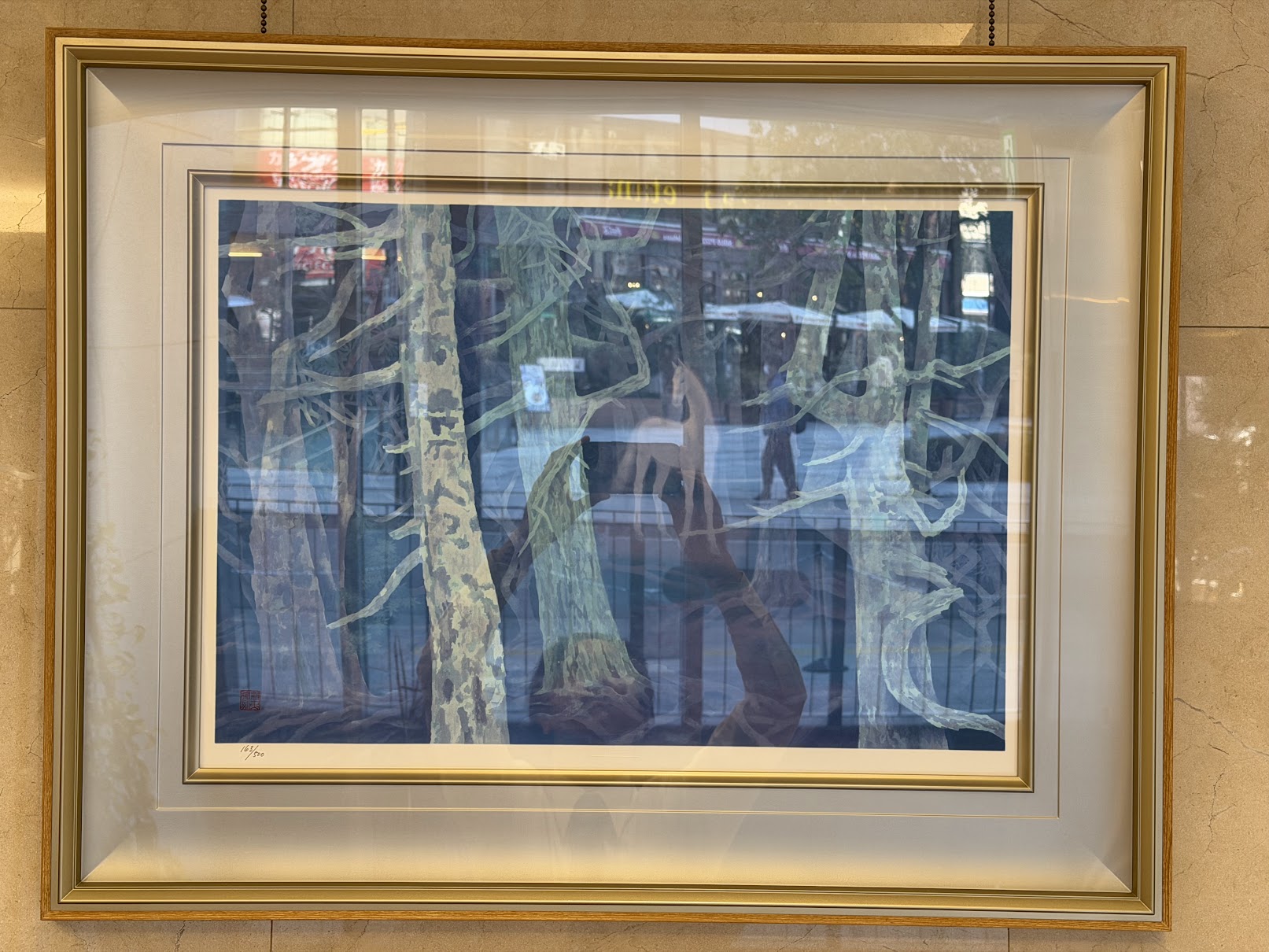 ロビーに広がる静かな気配 ― 東山魁夷「白馬の森」とともに