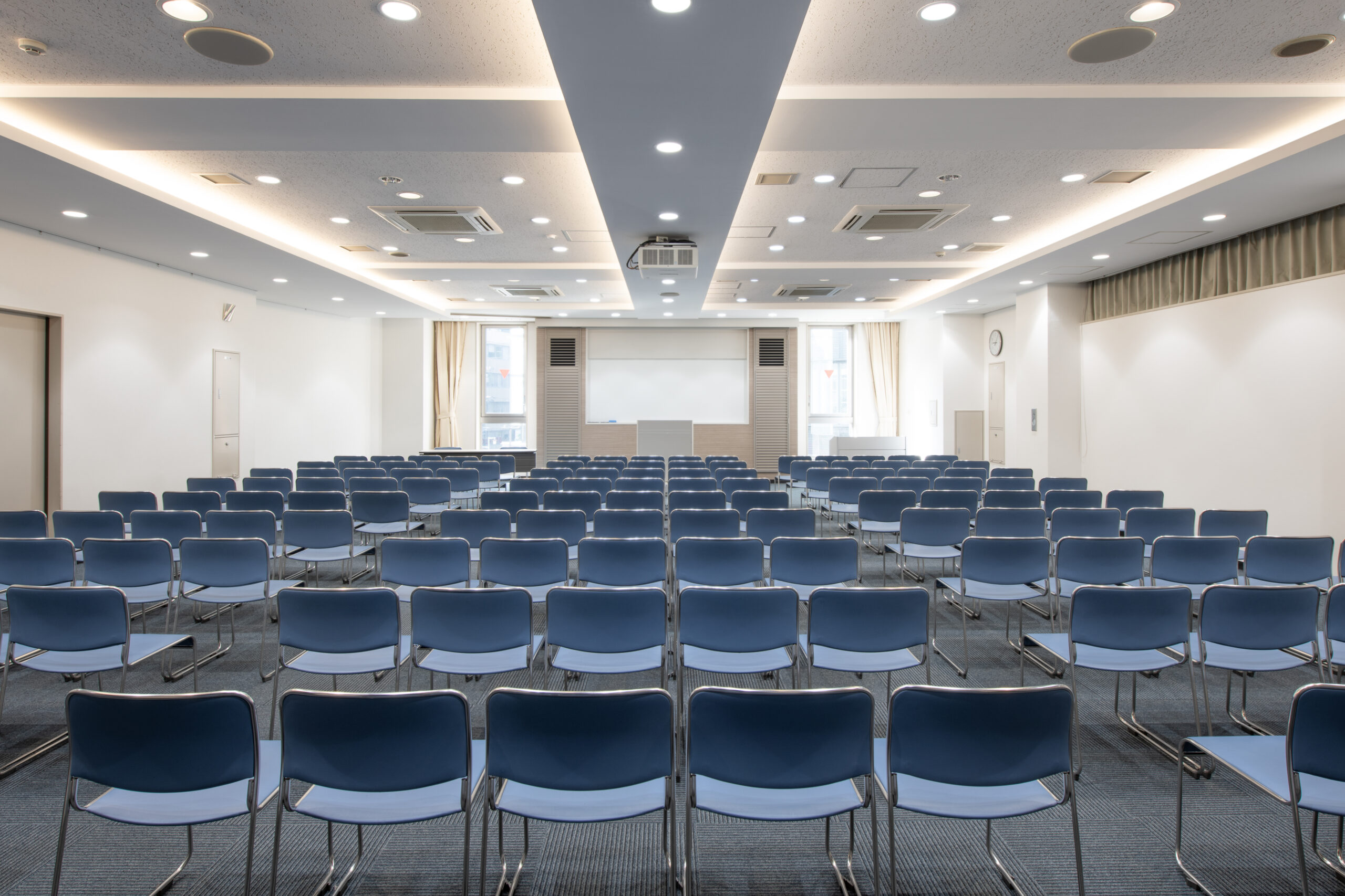 名古屋で100人規模の会議室をお探しの方へ ― 健康診断・展示会・セミナーにも対応